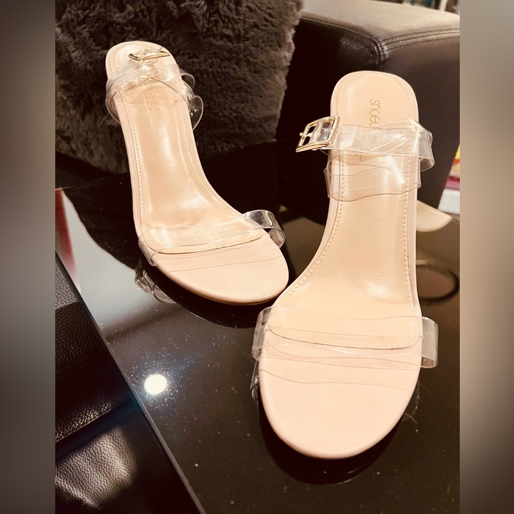 CLEAR DOUBLE STRAP HIGH-HEELED SANDAL W/TRANSPARENT BLOCK HEEL. LIKE NEW!